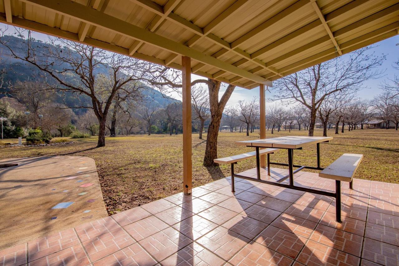 Seven Bluff Cabins Concan Buitenkant foto