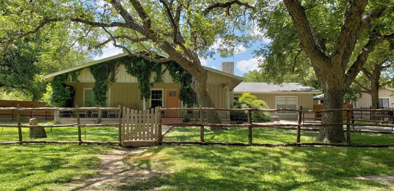 Seven Bluff Cabins Concan Buitenkant foto